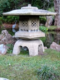 Lampe de jardin en pierre : Jardin botanique de Portland Oregon