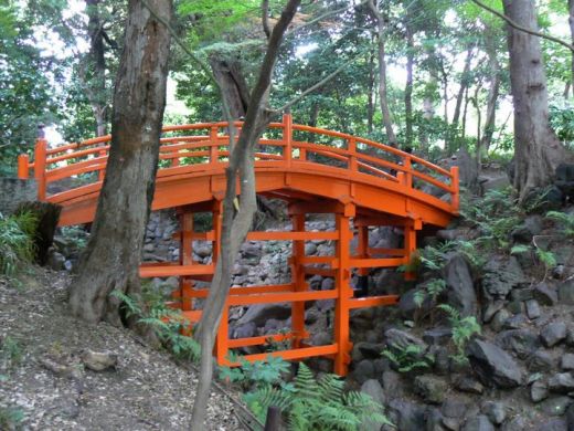 pont en bois peint