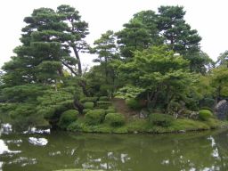 bassin du jardin de kanazawa au japon : un des plus beau jardin japonais du monde