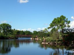 Bassin aquatique et plan d'eau du jardin japonais morikami en floride